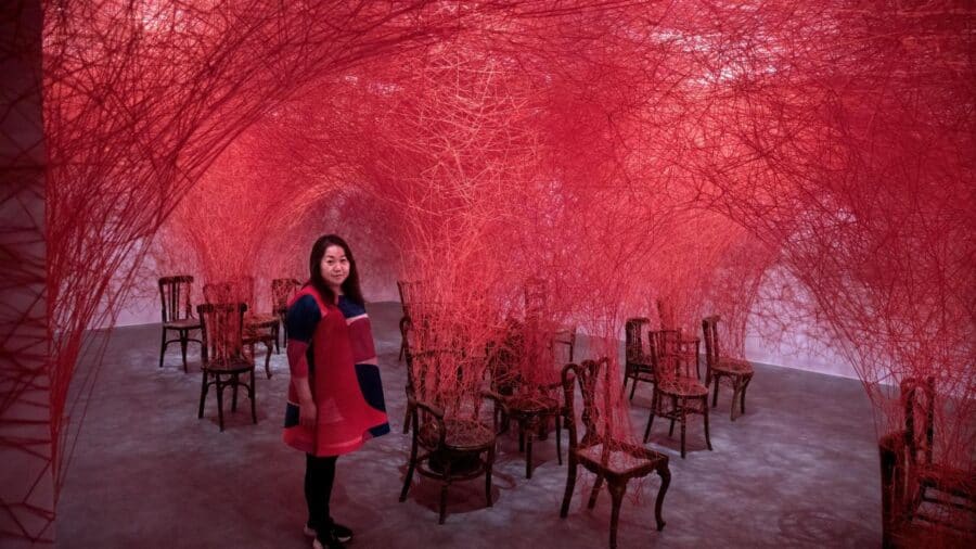 La artista japonesa Chiharu Shiota ha tejido una intrincada red de significados en su exposición "Cada quien, un universo",