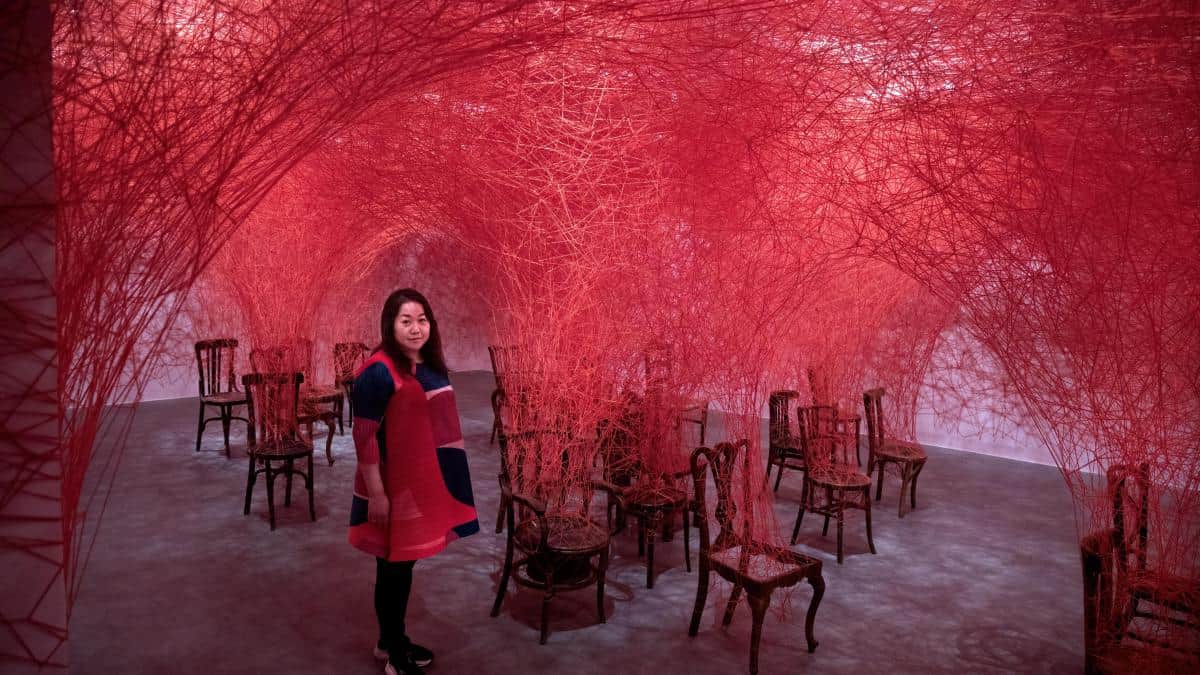 L'artista giapponese Chiharu Shiota ha tessuto un'intricata rete di significati nella sua mostra 