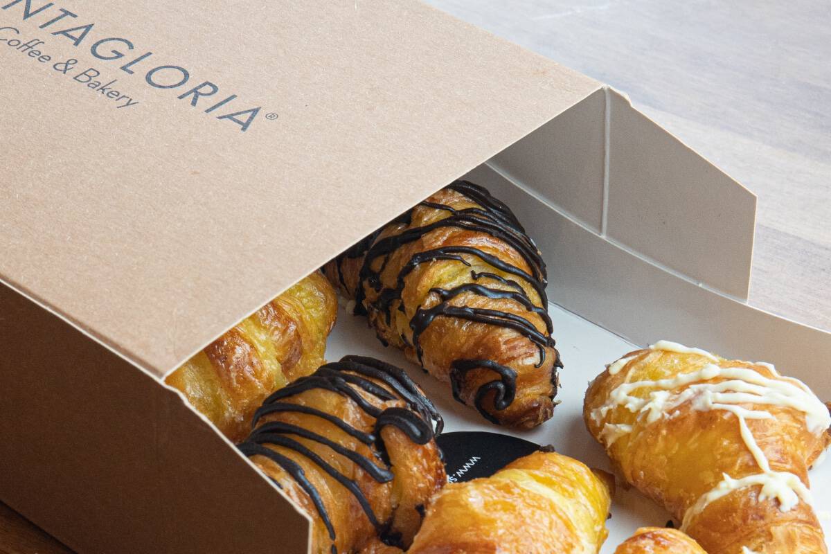 Pastry Shop Santagloria celebrates Santa Gloria's holiday by giving away 31,000 free croissants