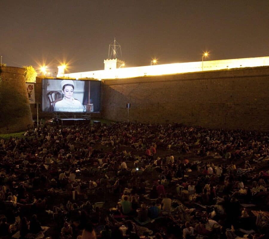 Sala Montjuïc en verano con Cine al aire libre y música bajo las estrellas