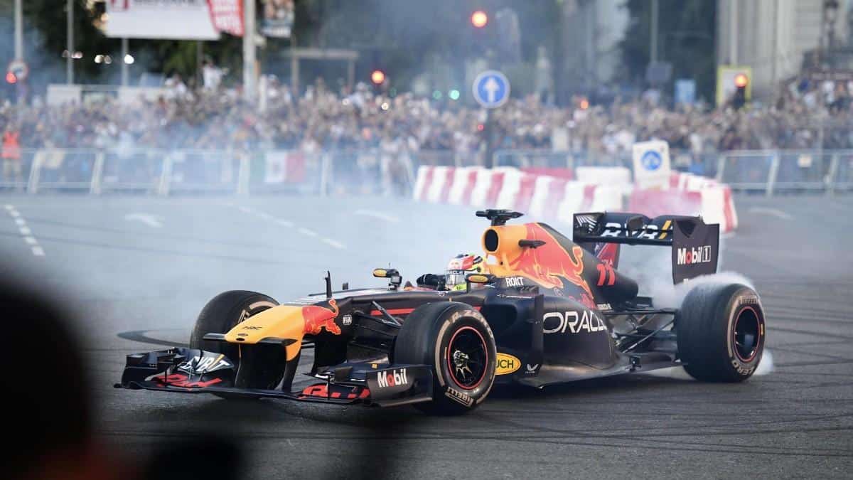 Des voitures emblématiques de Formule 1 dans les rues de Barcelone