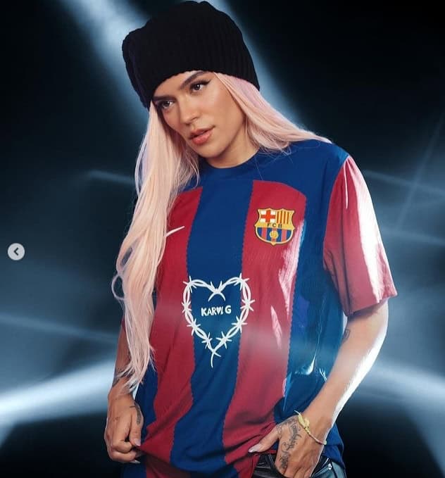 Fútbol y música: el logo de Karol G en la camiseta del F.C. Barcelona