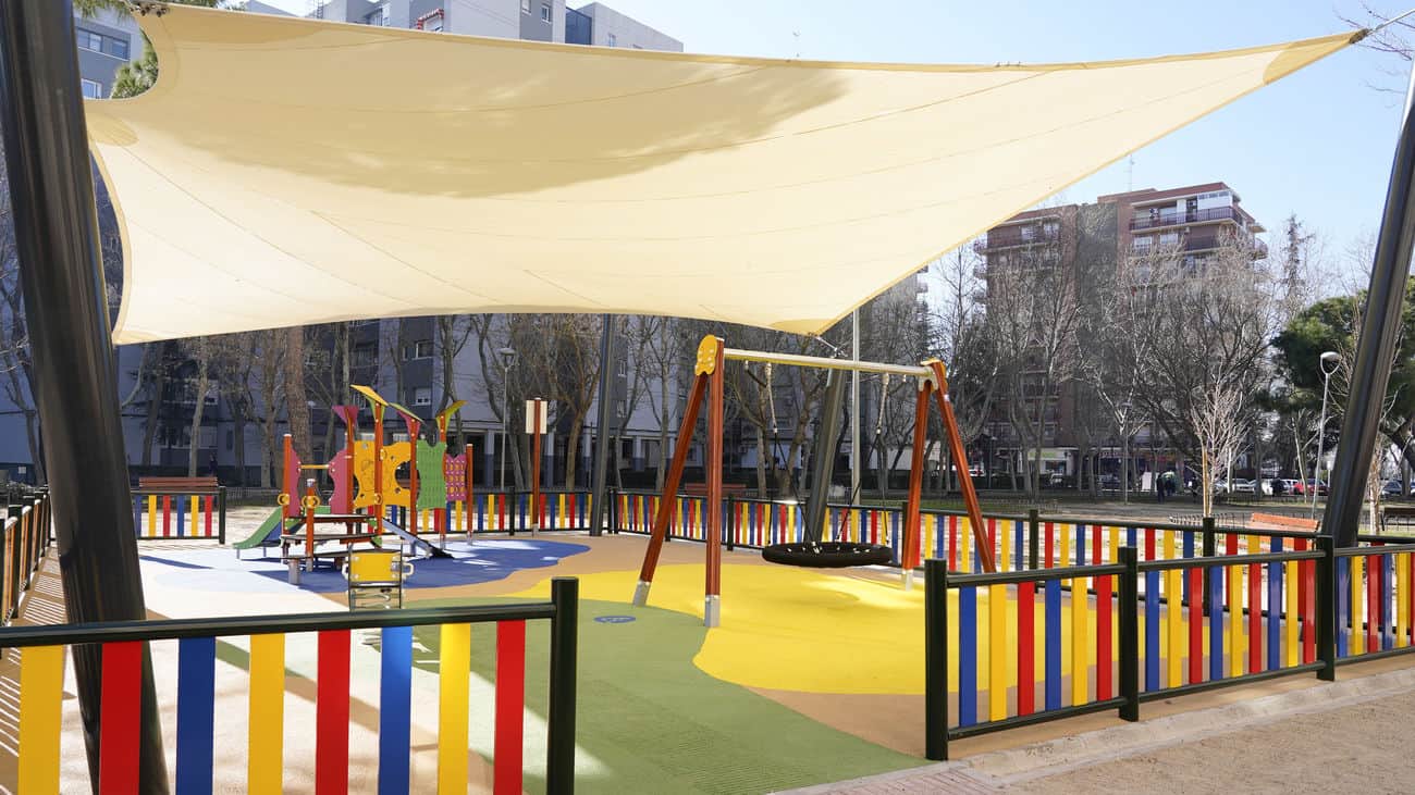 Barcelona combats heat in playgrounds with shade canopies