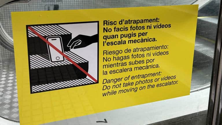 El metro de Barcelona advierte sobre retos virales con carteles de "riesgo de atrapamiento"