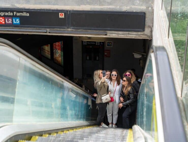 Prohíben la toma de selfies y vídeos en escaleras mecánicas cerca de la Sagrada Familia