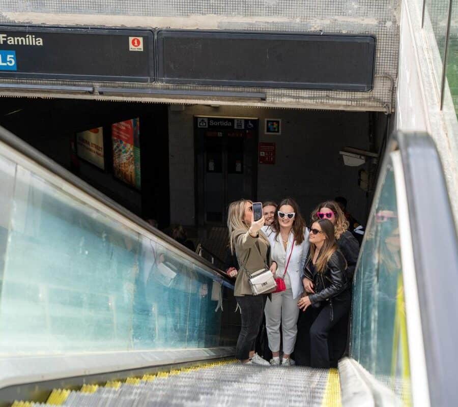 Prohíben la toma de selfies y vídeos en escaleras mecánicas cerca de la Sagrada Familia