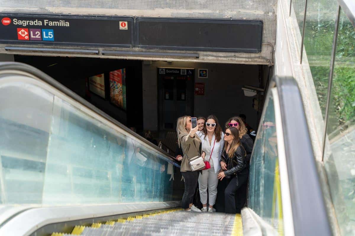 Selfies e video sulle scale mobili vicino alla Sagrada Família vietati