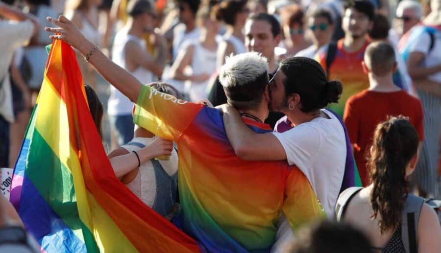 Barcelona se prepara para una fiesta LGTBI llena de color y diversidad en Plaza Catalunya