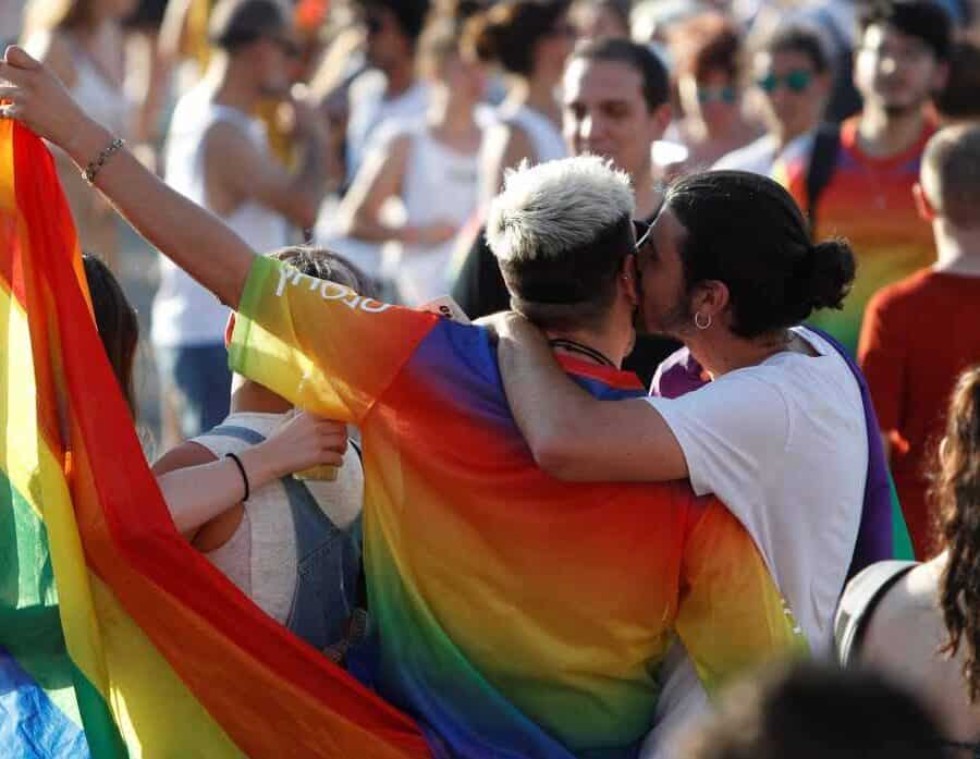 Barcelona se prepara para una fiesta LGTBI llena de color y diversidad en Plaza Catalunya